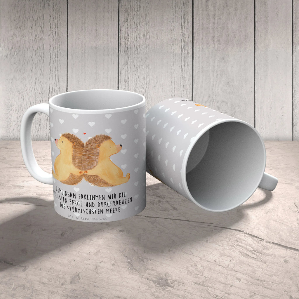 Tasse Igel händchenhaltend Tasse, Kaffeetasse, Teetasse, Becher, Kaffeebecher, Teebecher, Keramiktasse, Porzellantasse, Büro Tasse, Geschenk Tasse, Tasse Sprüche, Tasse Motive, Kaffeetassen, Tasse bedrucken, Designer Tasse, Cappuccino Tassen, Schöne Teetassen, Liebe, Partner, Freund, Freundin, Ehemann, Ehefrau, Heiraten, Verlobung, Heiratsantrag, Liebesgeschenk, Jahrestag, Hocheitstag, Igel, Igelliebe, Hand in Hand, Liebesbeweis, große Liebe, Liebesbotschaft, Hochzeit, Lieblingsmensch, Gemeinsamkeit, Love, Geschenk für zwei