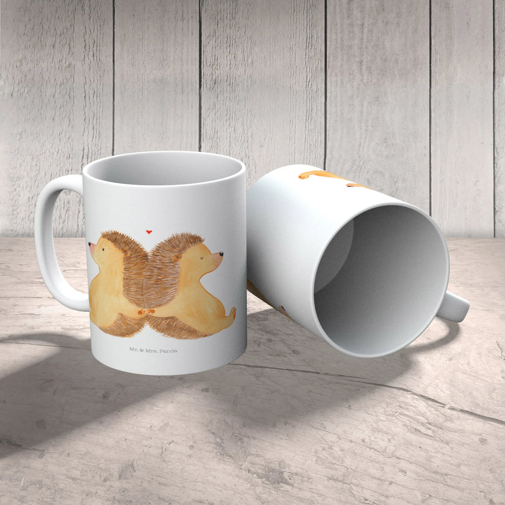 Tasse Igel händchenhaltend Tasse, Kaffeetasse, Teetasse, Becher, Kaffeebecher, Teebecher, Keramiktasse, Porzellantasse, Büro Tasse, Geschenk Tasse, Tasse Sprüche, Tasse Motive, Kaffeetassen, Tasse bedrucken, Designer Tasse, Cappuccino Tassen, Schöne Teetassen, Liebe, Partner, Freund, Freundin, Ehemann, Ehefrau, Heiraten, Verlobung, Heiratsantrag, Liebesgeschenk, Jahrestag, Hocheitstag, Igel, Igelliebe, Hand in Hand, Liebesbeweis, große Liebe, Liebesbotschaft, Hochzeit, Lieblingsmensch, Gemeinsamkeit, Love, Geschenk für zwei