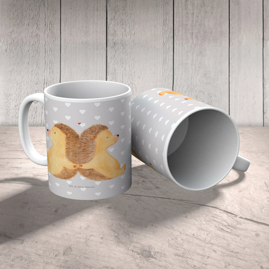 Tasse Igel händchenhaltend Tasse, Kaffeetasse, Teetasse, Becher, Kaffeebecher, Teebecher, Keramiktasse, Porzellantasse, Büro Tasse, Geschenk Tasse, Tasse Sprüche, Tasse Motive, Kaffeetassen, Tasse bedrucken, Designer Tasse, Cappuccino Tassen, Schöne Teetassen, Liebe, Partner, Freund, Freundin, Ehemann, Ehefrau, Heiraten, Verlobung, Heiratsantrag, Liebesgeschenk, Jahrestag, Hocheitstag, Igel, Igelliebe, Hand in Hand, Liebesbeweis, große Liebe, Liebesbotschaft, Hochzeit, Lieblingsmensch, Gemeinsamkeit, Love, Geschenk für zwei