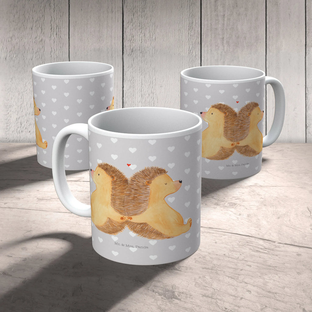 Tasse Igel händchenhaltend Tasse, Kaffeetasse, Teetasse, Becher, Kaffeebecher, Teebecher, Keramiktasse, Porzellantasse, Büro Tasse, Geschenk Tasse, Tasse Sprüche, Tasse Motive, Kaffeetassen, Tasse bedrucken, Designer Tasse, Cappuccino Tassen, Schöne Teetassen, Liebe, Partner, Freund, Freundin, Ehemann, Ehefrau, Heiraten, Verlobung, Heiratsantrag, Liebesgeschenk, Jahrestag, Hocheitstag, Igel, Igelliebe, Hand in Hand, Liebesbeweis, große Liebe, Liebesbotschaft, Hochzeit, Lieblingsmensch, Gemeinsamkeit, Love, Geschenk für zwei