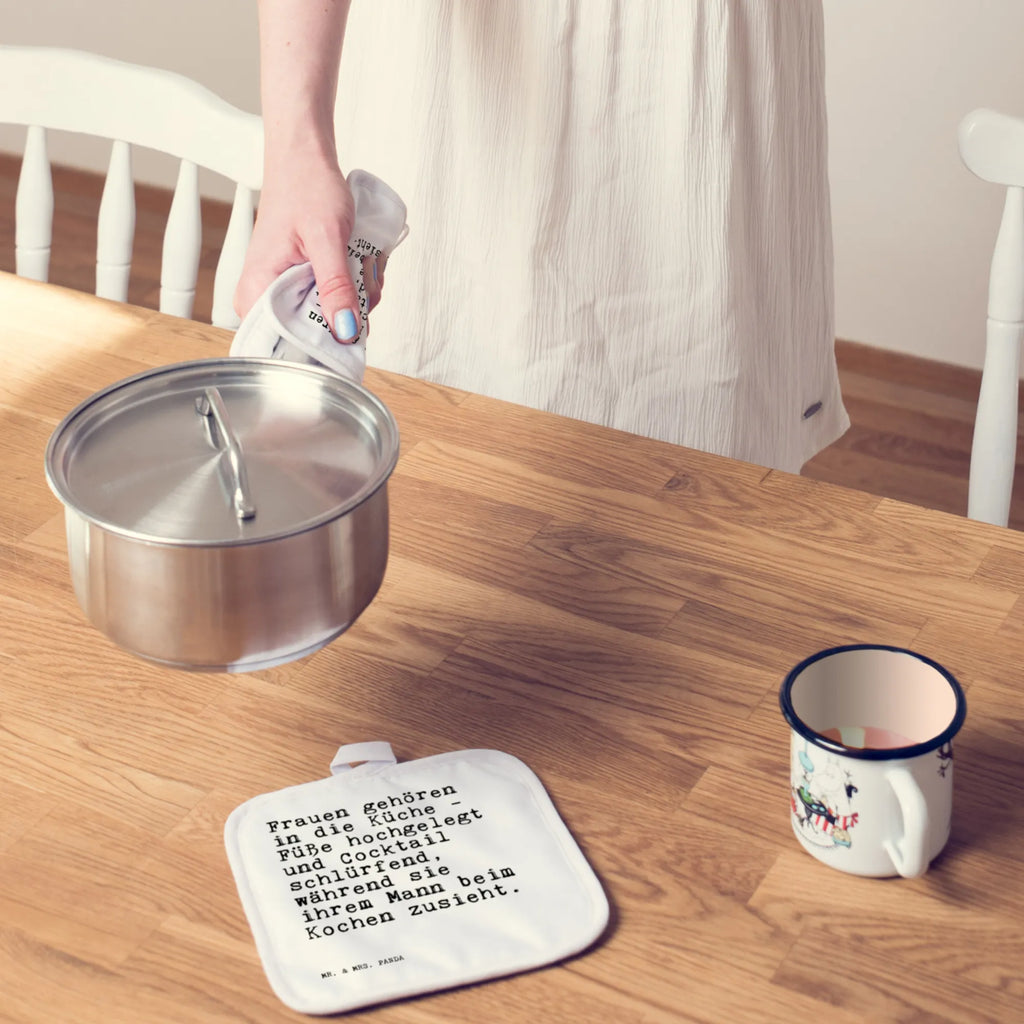 2er Set Topflappen  Sprüche und Zitate Frauen gehören in die Küche - Füße hochgelegt und Cocktail schlürfend, während sie ihrem Mann beim Kochen zusieht. Topflappen, Topfuntersetzer, Ofenhandschuh, Topflappen Set, Topflappen lustig, Topflappen mit Spruch, Ofenhandschuhe, Topfhandschuhe, Topfhandschuh, Topflappenset, Topflappen 2er Set, Schöne Topflappen, Spruch, Sprüche, lustige Sprüche, Weisheiten, Zitate, Spruch Geschenke, Spruch Sprüche Weisheiten Zitate Lustig Weisheit Worte