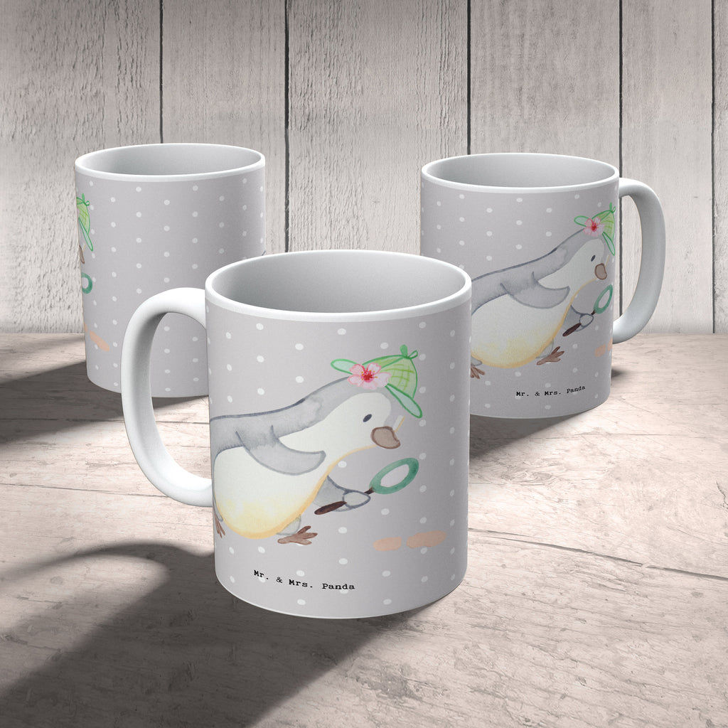 Tasse Detektivin mit Herz Tasse, Kaffeetasse, Teetasse, Becher, Kaffeebecher, Teebecher, Keramiktasse, Porzellantasse, Büro Tasse, Geschenk Tasse, Tasse Sprüche, Tasse Motive, Kaffeetassen, Tasse bedrucken, Designer Tasse, Cappuccino Tassen, Schöne Teetassen, Beruf, Ausbildung, Jubiläum, Abschied, Rente, Kollege, Kollegin, Geschenk, Schenken, Arbeitskollege, Mitarbeiter, Firma, Danke, Dankeschön, Detektivin, Ermittlerin, Agentin, Privatdetektei, Berufsdetektivin, Wirtschaftsdetektei, Detektivausbildung, Spurensuche