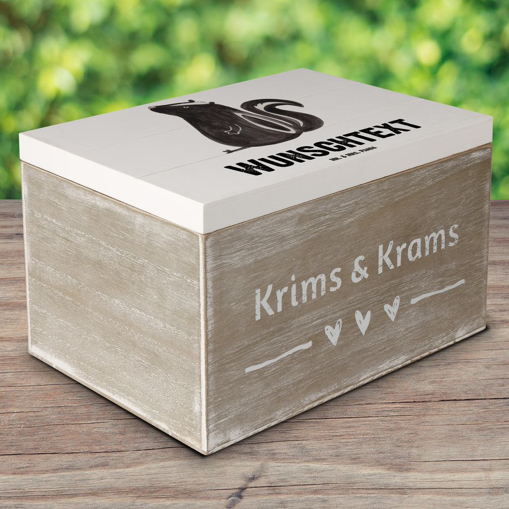 Personalisierte Holzkiste Stinktier Sitzen Holzkiste mit Namen, Kiste mit Namen, Schatzkiste mit Namen, Truhe mit Namen, Schatulle mit Namen, Erinnerungsbox mit Namen, Erinnerungskiste, mit Namen, Dekokiste mit Namen, Aufbewahrungsbox mit Namen, Holzkiste Personalisiert, Kiste Personalisiert, Schatzkiste Personalisiert, Truhe Personalisiert, Schatulle Personalisiert, Erinnerungsbox Personalisiert, Erinnerungskiste Personalisiert, Dekokiste Personalisiert, Aufbewahrungsbox Personalisiert, Geschenkbox personalisiert, GEschenkdose personalisiert, Stinktier, Skunk, Wildtier, Raubtier, Stinker, Stinki, Spruch, Büro, Recht, Besserwisser