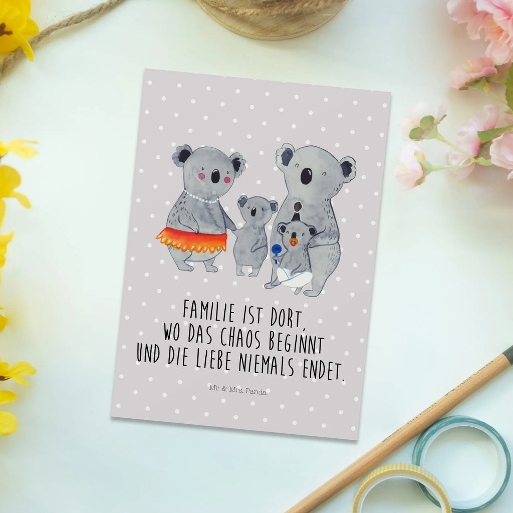 Postkarte Koala Familie Postkarte, Karte, Geschenkkarte, Grußkarte, Einladung, Ansichtskarte, Geburtstagskarte, Einladungskarte, Dankeskarte, Ansichtskarten, Einladung Geburtstag, Einladungskarten Geburtstag, Familie, Vatertag, Muttertag, Bruder, Schwester, Mama, Papa, Oma, Opa, Koala, Koalas, Family, Kinder, Geschwister, Familienleben