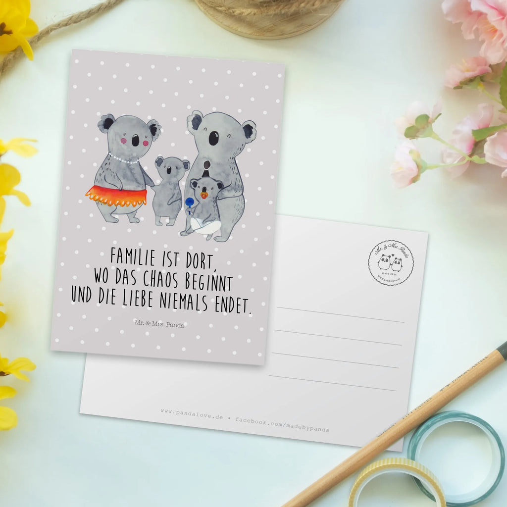 Postkarte Koala Familie Postkarte, Karte, Geschenkkarte, Grußkarte, Einladung, Ansichtskarte, Geburtstagskarte, Einladungskarte, Dankeskarte, Ansichtskarten, Einladung Geburtstag, Einladungskarten Geburtstag, Familie, Vatertag, Muttertag, Bruder, Schwester, Mama, Papa, Oma, Opa, Koala, Koalas, Family, Kinder, Geschwister, Familienleben