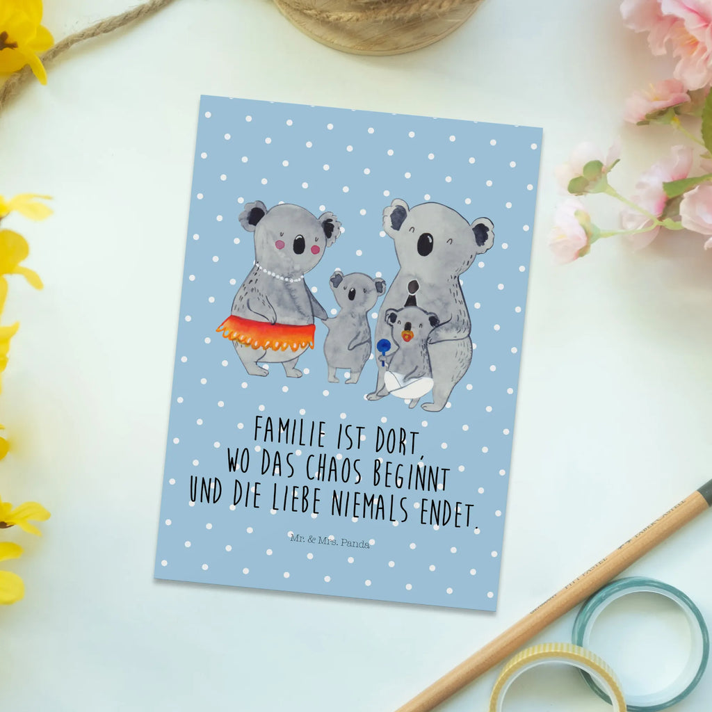 Postkarte Koala Familie Postkarte, Karte, Geschenkkarte, Grußkarte, Einladung, Ansichtskarte, Geburtstagskarte, Einladungskarte, Dankeskarte, Ansichtskarten, Einladung Geburtstag, Einladungskarten Geburtstag, Familie, Vatertag, Muttertag, Bruder, Schwester, Mama, Papa, Oma, Opa, Koala, Koalas, Family, Kinder, Geschwister, Familienleben