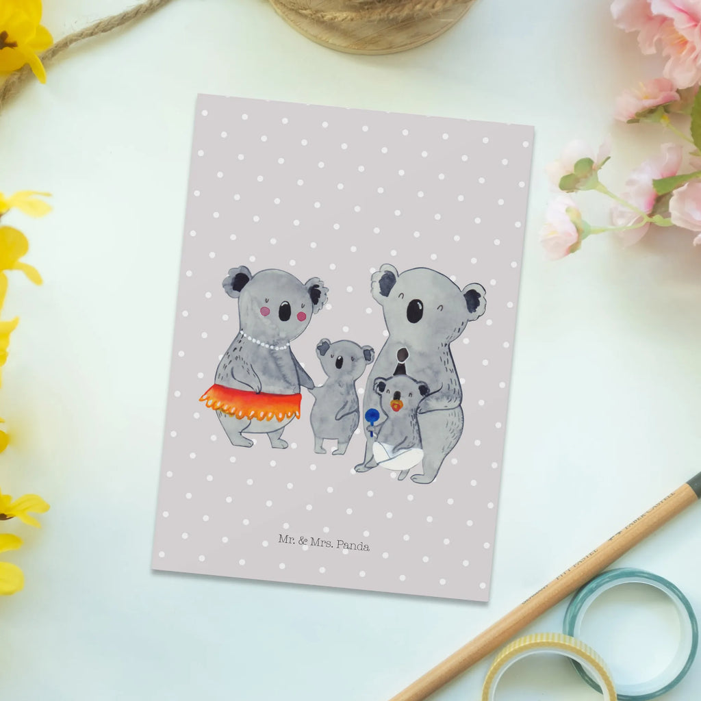 Postkarte Koala Familie Postkarte, Karte, Geschenkkarte, Grußkarte, Einladung, Ansichtskarte, Geburtstagskarte, Einladungskarte, Dankeskarte, Ansichtskarten, Einladung Geburtstag, Einladungskarten Geburtstag, Familie, Vatertag, Muttertag, Bruder, Schwester, Mama, Papa, Oma, Opa, Koala, Koalas, Family, Kinder, Geschwister, Familienleben