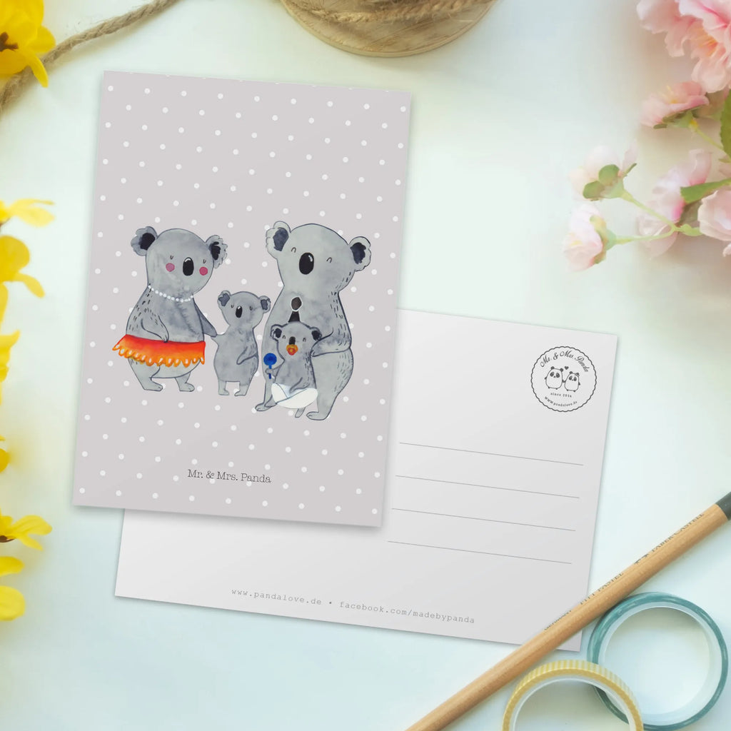 Postkarte Koala Familie Postkarte, Karte, Geschenkkarte, Grußkarte, Einladung, Ansichtskarte, Geburtstagskarte, Einladungskarte, Dankeskarte, Ansichtskarten, Einladung Geburtstag, Einladungskarten Geburtstag, Familie, Vatertag, Muttertag, Bruder, Schwester, Mama, Papa, Oma, Opa, Koala, Koalas, Family, Kinder, Geschwister, Familienleben