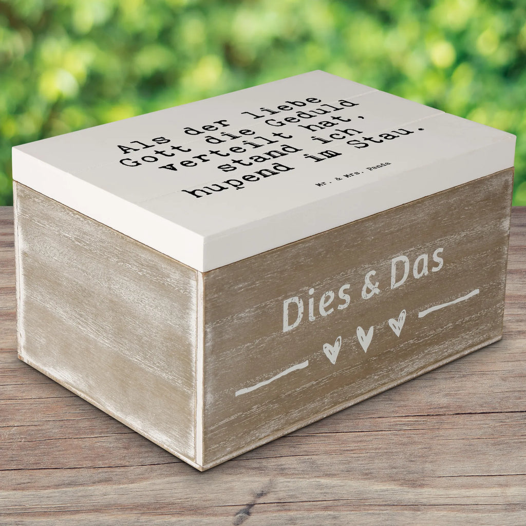 Holzkiste Sprüche und Zitate Als der liebe Gott die Geduld verteilt hat, stand ich hupend im Stau. Holzkiste, Kiste, Schatzkiste, Truhe, Schatulle, XXL, Erinnerungsbox, Erinnerungskiste, Dekokiste, Aufbewahrungsbox, Geschenkbox, Geschenkdose, Spruch, Sprüche, lustige Sprüche, Weisheiten, Zitate, Spruch Geschenke, Spruch Sprüche Weisheiten Zitate Lustig Weisheit Worte