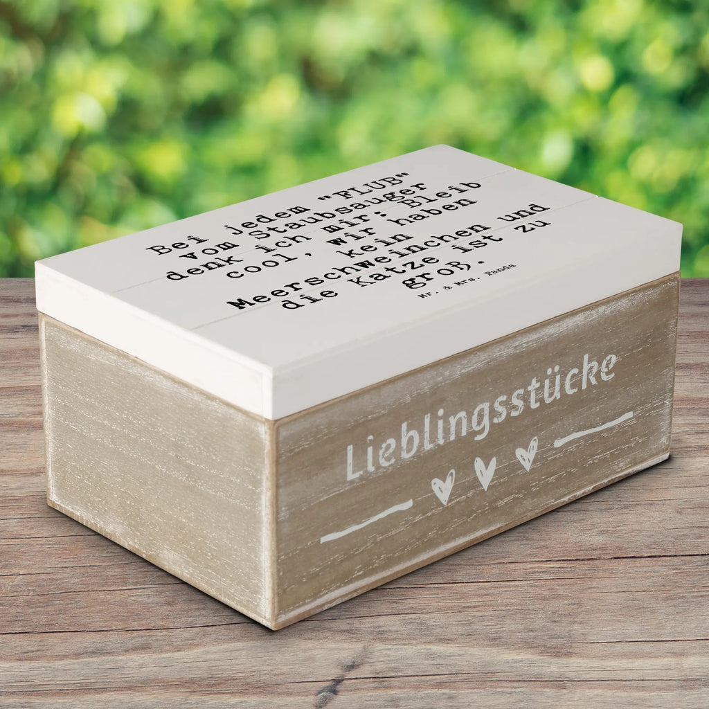 Holzkiste Sprüche und Zitate Bei jedem "FLUB" vom Staubsauger denk ich mir: Bleib cool, wir haben kein Meerschweinchen und die Katze ist zu groß. Holzkiste, Kiste, Schatzkiste, Truhe, Schatulle, XXL, Erinnerungsbox, Erinnerungskiste, Dekokiste, Aufbewahrungsbox, Geschenkbox, Geschenkdose, Spruch, Sprüche, lustige Sprüche, Weisheiten, Zitate, Spruch Geschenke, Spruch Sprüche Weisheiten Zitate Lustig Weisheit Worte