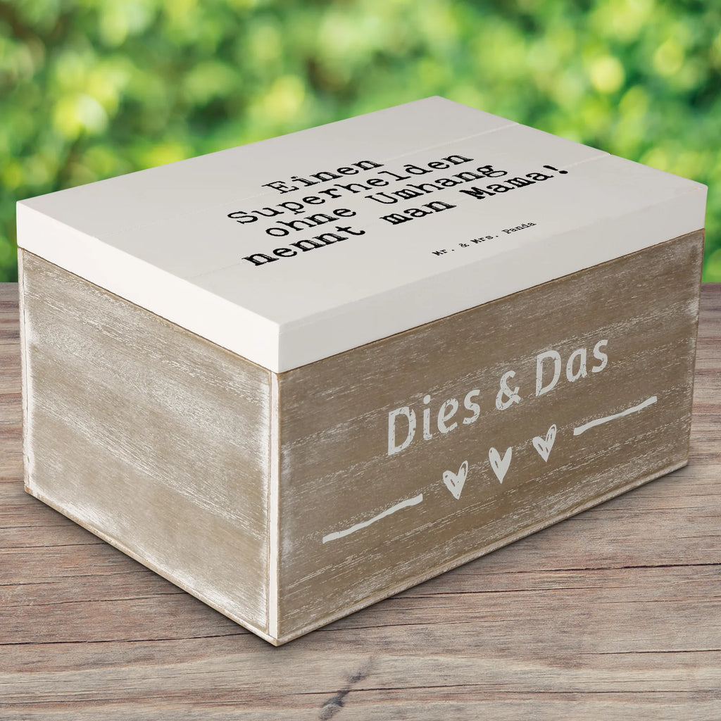 Holzkiste Sprüche und Zitate Einen Superhelden ohne Umhang nennt man Mama! Holzkiste, Kiste, Schatzkiste, Truhe, Schatulle, XXL, Erinnerungsbox, Erinnerungskiste, Dekokiste, Aufbewahrungsbox, Geschenkbox, Geschenkdose, Spruch, Sprüche, lustige Sprüche, Weisheiten, Zitate, Spruch Geschenke, Spruch Sprüche Weisheiten Zitate Lustig Weisheit Worte