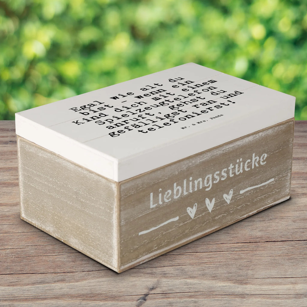 Holzkiste Sprüche und Zitate Egal wie alt du bist - wenn ein Kind dich mit einem Spielzeugtelefon anruft, gehst du gefälligst ran und telefonierst! Holzkiste, Kiste, Schatzkiste, Truhe, Schatulle, XXL, Erinnerungsbox, Erinnerungskiste, Dekokiste, Aufbewahrungsbox, Geschenkbox, Geschenkdose, Spruch, Sprüche, lustige Sprüche, Weisheiten, Zitate, Spruch Geschenke, Spruch Sprüche Weisheiten Zitate Lustig Weisheit Worte