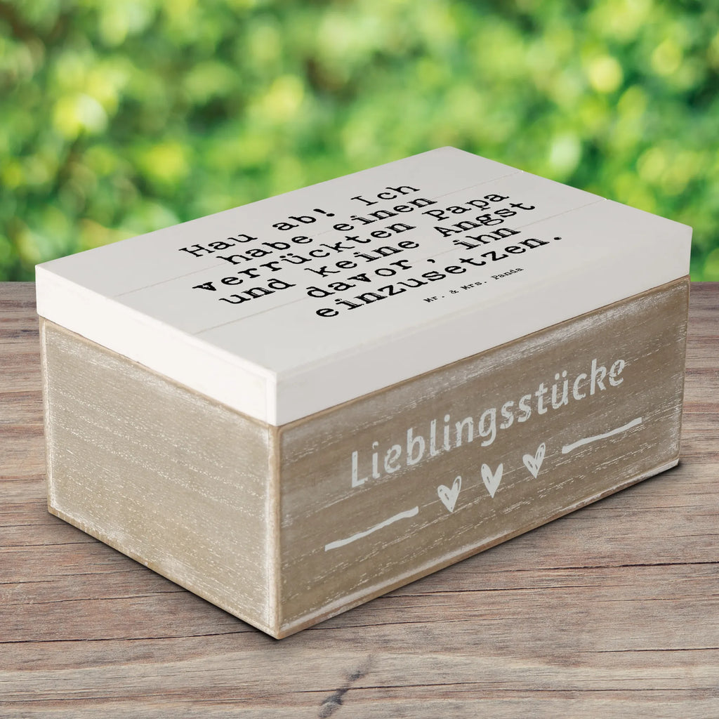 Holzkiste Sprüche und Zitate Hau ab! Ich habe einen verrückten Papa und keine Angst davor, ihn einzusetzen. Holzkiste, Kiste, Schatzkiste, Truhe, Schatulle, XXL, Erinnerungsbox, Erinnerungskiste, Dekokiste, Aufbewahrungsbox, Geschenkbox, Geschenkdose, Spruch, Sprüche, lustige Sprüche, Weisheiten, Zitate, Spruch Geschenke, Spruch Sprüche Weisheiten Zitate Lustig Weisheit Worte