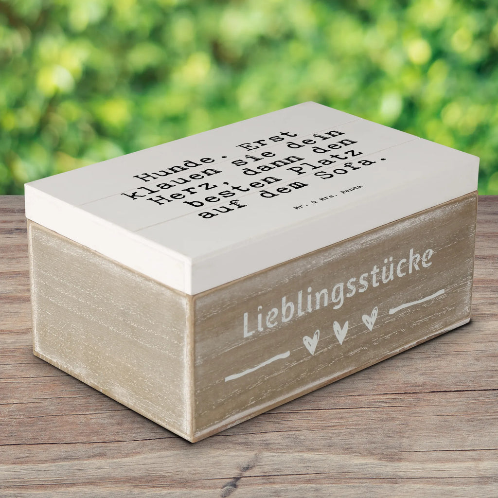 Holzkiste Sprüche und Zitate Hunde. Erst klauen sie dein Herz, dann den besten Platz auf dem Sofa. Holzkiste, Kiste, Schatzkiste, Truhe, Schatulle, XXL, Erinnerungsbox, Erinnerungskiste, Dekokiste, Aufbewahrungsbox, Geschenkbox, Geschenkdose, Spruch, Sprüche, lustige Sprüche, Weisheiten, Zitate, Spruch Geschenke, Spruch Sprüche Weisheiten Zitate Lustig Weisheit Worte