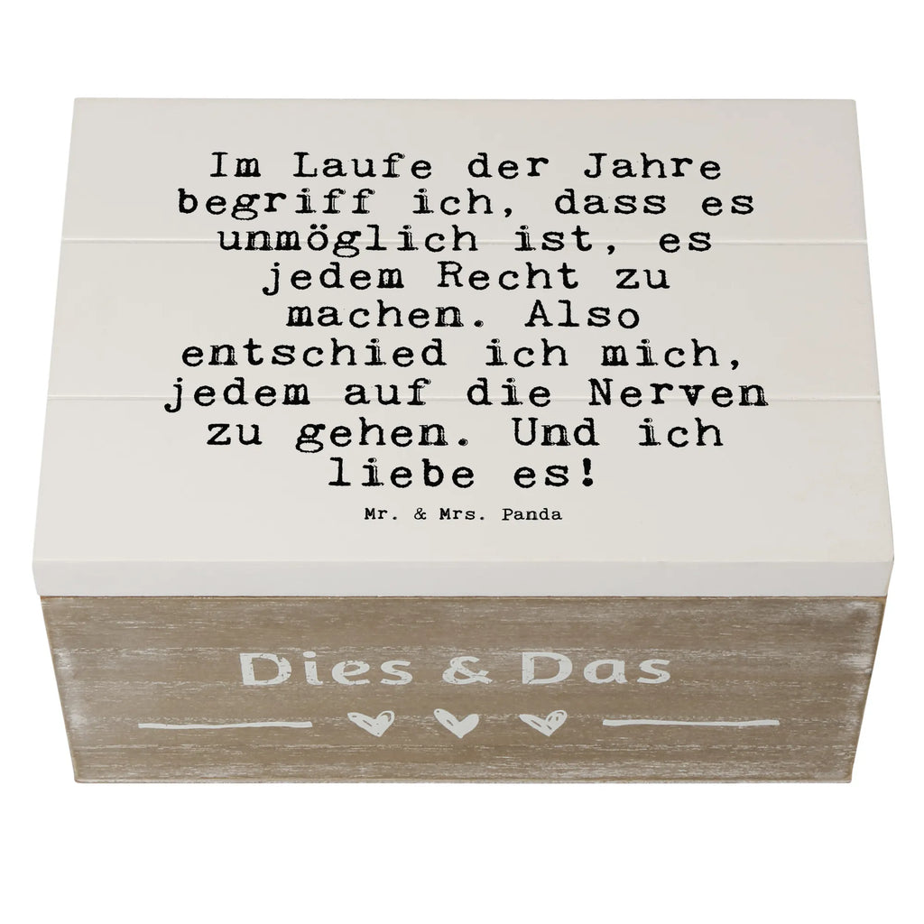 Holzkiste Sprüche und Zitate Im Laufe der Jahre begriff ich, dass es unmöglich ist, es jedem Recht zu machen. Also entschied ich mich, jedem auf die Nerven zu gehen. Und ich liebe es! Holzkiste, Kiste, Schatzkiste, Truhe, Schatulle, XXL, Erinnerungsbox, Erinnerungskiste, Dekokiste, Aufbewahrungsbox, Geschenkbox, Geschenkdose, Spruch, Sprüche, lustige Sprüche, Weisheiten, Zitate, Spruch Geschenke, Spruch Sprüche Weisheiten Zitate Lustig Weisheit Worte