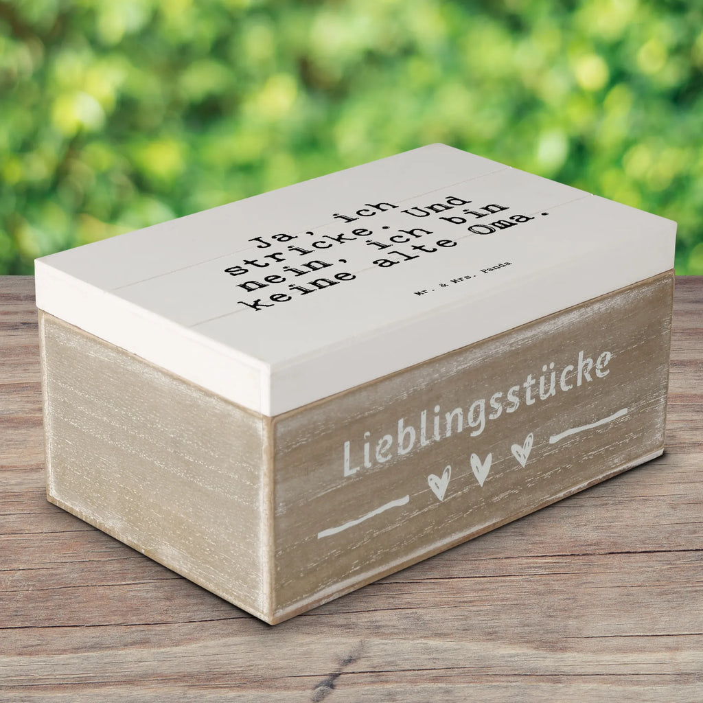 Holzkiste Sprüche und Zitate Ja, ich stricke. Und nein, ich bin keine alte Oma. Holzkiste, Kiste, Schatzkiste, Truhe, Schatulle, XXL, Erinnerungsbox, Erinnerungskiste, Dekokiste, Aufbewahrungsbox, Geschenkbox, Geschenkdose, Spruch, Sprüche, lustige Sprüche, Weisheiten, Zitate, Spruch Geschenke, Spruch Sprüche Weisheiten Zitate Lustig Weisheit Worte