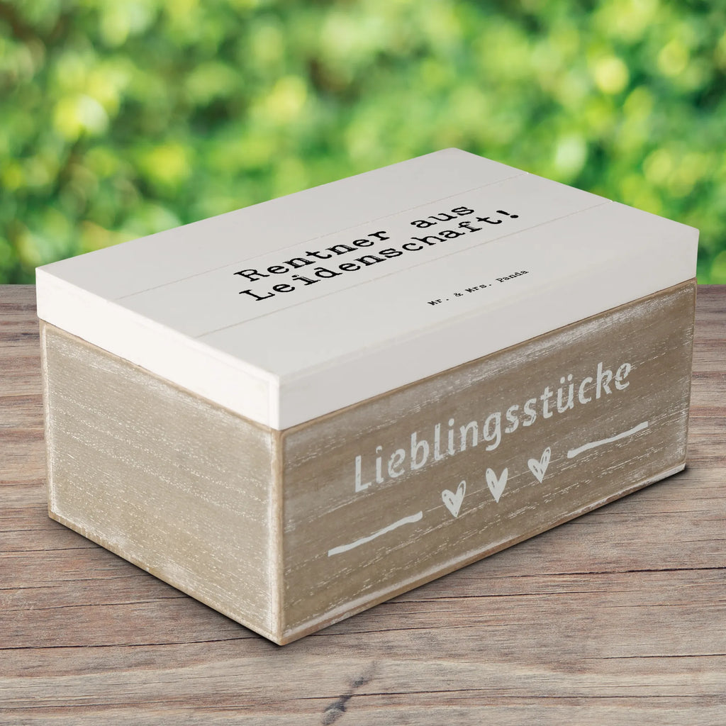 Holzkiste Sprüche und Zitate Rentner aus Leidenschaft! Holzkiste, Kiste, Schatzkiste, Truhe, Schatulle, XXL, Erinnerungsbox, Erinnerungskiste, Dekokiste, Aufbewahrungsbox, Geschenkbox, Geschenkdose, Spruch, Sprüche, lustige Sprüche, Weisheiten, Zitate, Spruch Geschenke, Spruch Sprüche Weisheiten Zitate Lustig Weisheit Worte