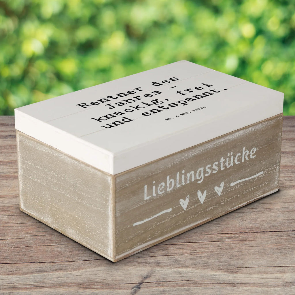 Holzkiste Sprüche und Zitate Rentner des Jahres - knackig, frei und entspannt. Holzkiste, Kiste, Schatzkiste, Truhe, Schatulle, XXL, Erinnerungsbox, Erinnerungskiste, Dekokiste, Aufbewahrungsbox, Geschenkbox, Geschenkdose, Spruch, Sprüche, lustige Sprüche, Weisheiten, Zitate, Spruch Geschenke, Spruch Sprüche Weisheiten Zitate Lustig Weisheit Worte