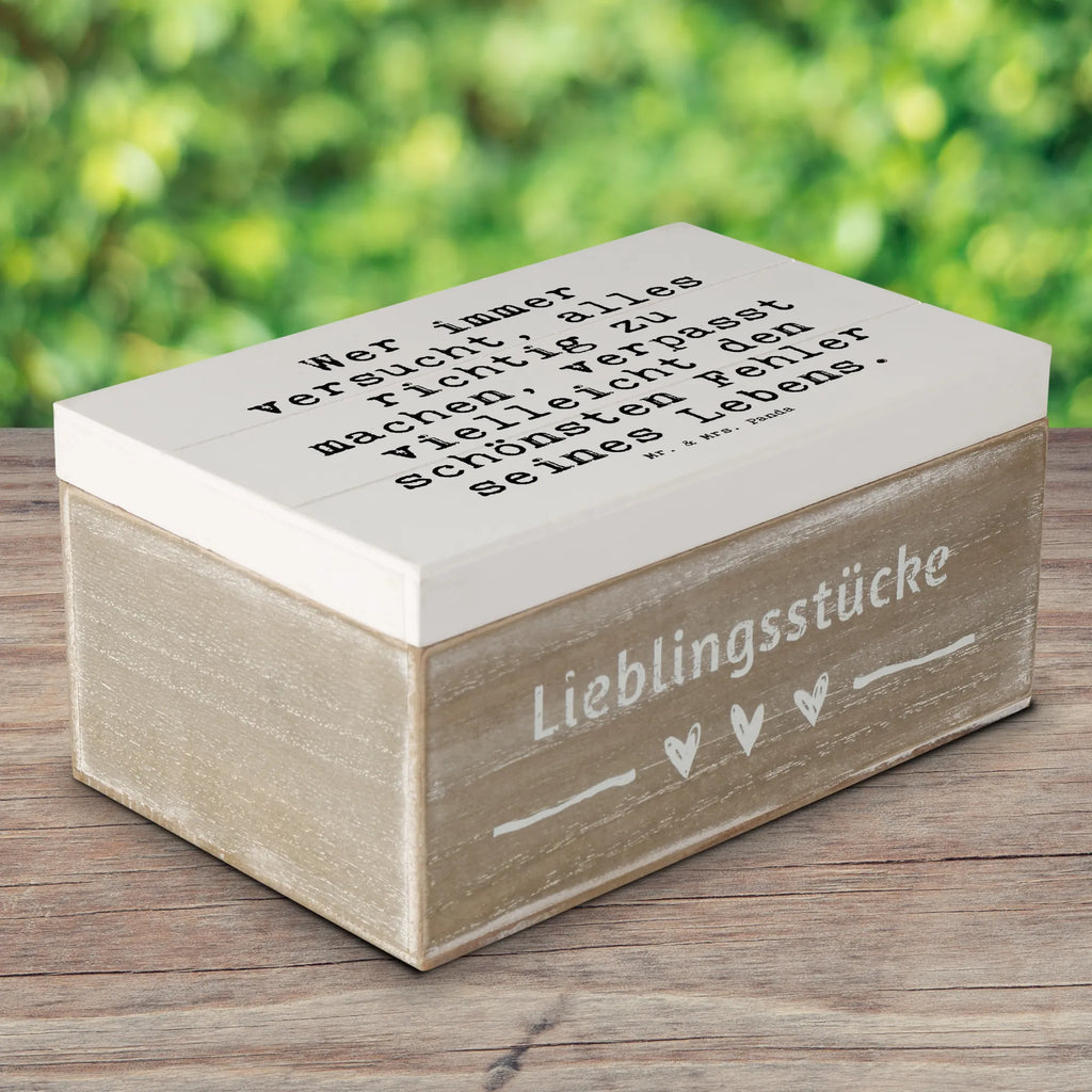 Holzkiste Sprüche und Zitate Wer immer versucht, alles richtig zu machen, verpasst vielleicht den schönsten Fehler seines Lebens. Holzkiste, Kiste, Schatzkiste, Truhe, Schatulle, XXL, Erinnerungsbox, Erinnerungskiste, Dekokiste, Aufbewahrungsbox, Geschenkbox, Geschenkdose, Spruch, Sprüche, lustige Sprüche, Weisheiten, Zitate, Spruch Geschenke, Spruch Sprüche Weisheiten Zitate Lustig Weisheit Worte