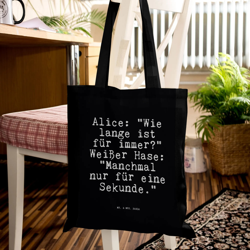 Tragetasche Alice: "Wie lange ist... Beuteltasche, Beutel, Einkaufstasche, Jutebeutel, Stoffbeutel, Tasche, Shopper, Umhängetasche, Strandtasche, Schultertasche, Stofftasche, Tragetasche, Badetasche, Jutetasche, Einkaufstüte, Laptoptasche, Spruch, Sprüche, lustige Sprüche, Weisheiten, Zitate, Spruch Geschenke, Spruch Sprüche Weisheiten Zitate Lustig Weisheit Worte