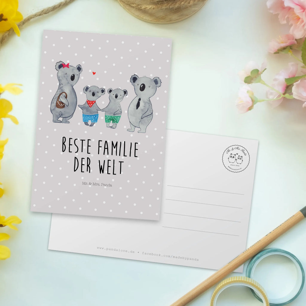 Postkarte Koala Familie zwei Postkarte, Karte, Geschenkkarte, Grußkarte, Einladung, Ansichtskarte, Geburtstagskarte, Einladungskarte, Dankeskarte, Ansichtskarten, Einladung Geburtstag, Einladungskarten Geburtstag, Familie, Vatertag, Muttertag, Bruder, Schwester, Mama, Papa, Oma, Opa, Koala, Koalabär, beste Familie, Familienzeit, Familienleben, Koalafamilie, Lieblingsfamilie