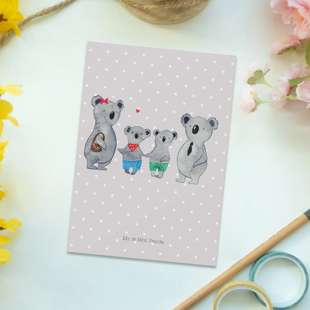 Postkarte Koala Familie zwei Postkarte, Karte, Geschenkkarte, Grußkarte, Einladung, Ansichtskarte, Geburtstagskarte, Einladungskarte, Dankeskarte, Ansichtskarten, Einladung Geburtstag, Einladungskarten Geburtstag, Familie, Vatertag, Muttertag, Bruder, Schwester, Mama, Papa, Oma, Opa, Koala, Koalabär, beste Familie, Familienzeit, Familienleben, Koalafamilie, Lieblingsfamilie