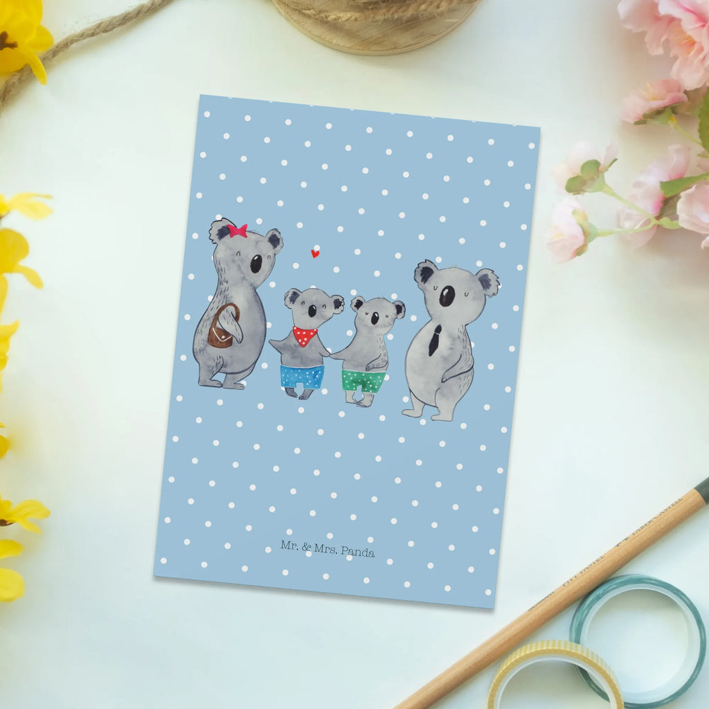 Postkarte Koala Familie zwei Postkarte, Karte, Geschenkkarte, Grußkarte, Einladung, Ansichtskarte, Geburtstagskarte, Einladungskarte, Dankeskarte, Ansichtskarten, Einladung Geburtstag, Einladungskarten Geburtstag, Familie, Vatertag, Muttertag, Bruder, Schwester, Mama, Papa, Oma, Opa, Koala, Koalabär, beste Familie, Familienzeit, Familienleben, Koalafamilie, Lieblingsfamilie