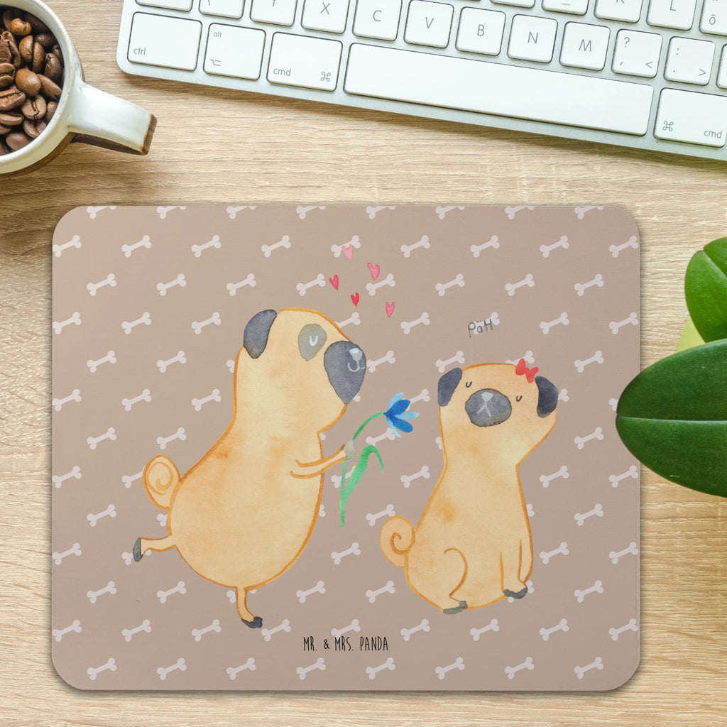 Mauspad Mops Verliebt Mousepad, Computer zubehör, Büroausstattung, PC Zubehör, Arbeitszimmer, Mauspad, Einzigartiges Mauspad, Designer Mauspad, Mausunterlage, Mauspad Büro, Hund, Hundemotiv, Haustier, Hunderasse, Tierliebhaber, Hundebesitzer, Sprüche, Mops, Möpse, Hundeliebe, verliebt, Liebe, Liebesspruch. Verlobt, Geschenk Freund, Partner