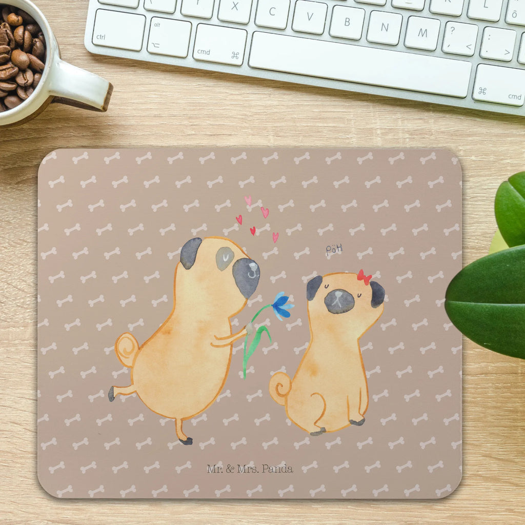 Mauspad Mops Verliebt Mousepad, Computer zubehör, Büroausstattung, PC Zubehör, Arbeitszimmer, Mauspad, Einzigartiges Mauspad, Designer Mauspad, Mausunterlage, Mauspad Büro, Hund, Hundemotiv, Haustier, Hunderasse, Tierliebhaber, Hundebesitzer, Sprüche, Mops, Möpse, Hundeliebe, verliebt, Liebe, Liebesspruch. Verlobt, Geschenk Freund, Partner