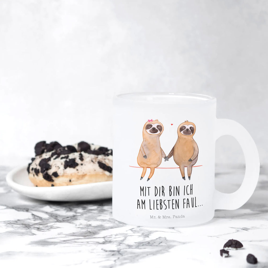 Teetasse Faultier Pärchen Teetasse, Teeglas, Teebecher, Tasse mit Henkel, Tasse, Glas Teetasse, Teetasse aus Glas, Faultier, Faultier Geschenk, Faultier Deko, Faultiere, faul, Lieblingstier, Liebe, Liebespaar, Faultierliebe, Faultierpärchen, verliebt, verlobt, gemeinsam, relaxen, Pärchen, Beziehung, Langsamkeit