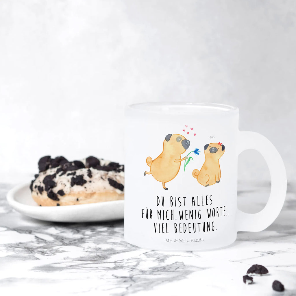 Teetasse Mops verliebt Teetasse, Teeglas, Teebecher, Tasse mit Henkel, Tasse, Glas Teetasse, Teetasse aus Glas, Hund, Hundemotiv, Haustier, Hunderasse, Tierliebhaber, Hundebesitzer, Sprüche, Mops, Möpse, Hundeliebe, verliebt, Liebe, Liebesspruch. Verlobt, Geschenk Freund, Partner