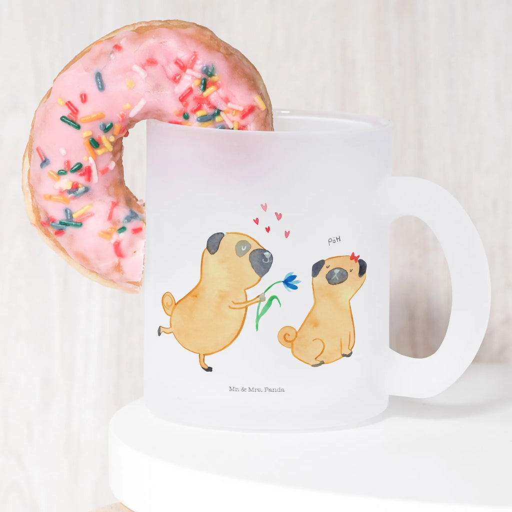 Teetasse Mops verliebt Teetasse, Teeglas, Teebecher, Tasse mit Henkel, Tasse, Glas Teetasse, Teetasse aus Glas, Hund, Hundemotiv, Haustier, Hunderasse, Tierliebhaber, Hundebesitzer, Sprüche, Mops, Möpse, Hundeliebe, verliebt, Liebe, Liebesspruch. Verlobt, Geschenk Freund, Partner