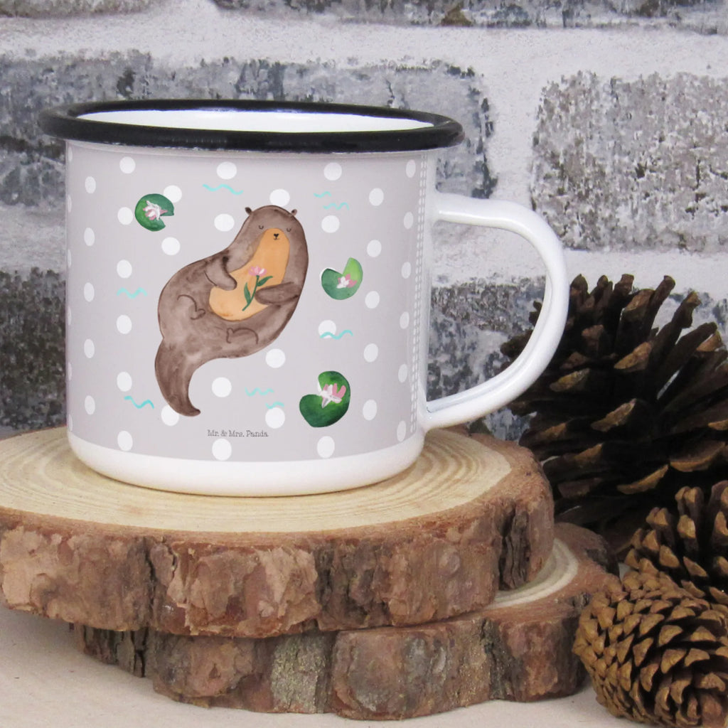 XL Emaille Tasse Otter mit Seerose XL Emaille Tasse, Metalltasse, Kaffeetasse, Tasse, Becher, Kaffeebecher, Camping, Campingbecher, Tassendruck, Metall-Tasse, Deko-Becher, emailliert, Outdoor Tasse, Trinkbecher, bruchsicher, Emaille-Optik, Motivtasse, Outdoor Kaffeetasse, Otter, Fischotter, Seeotter, Otter Seeotter See Otter