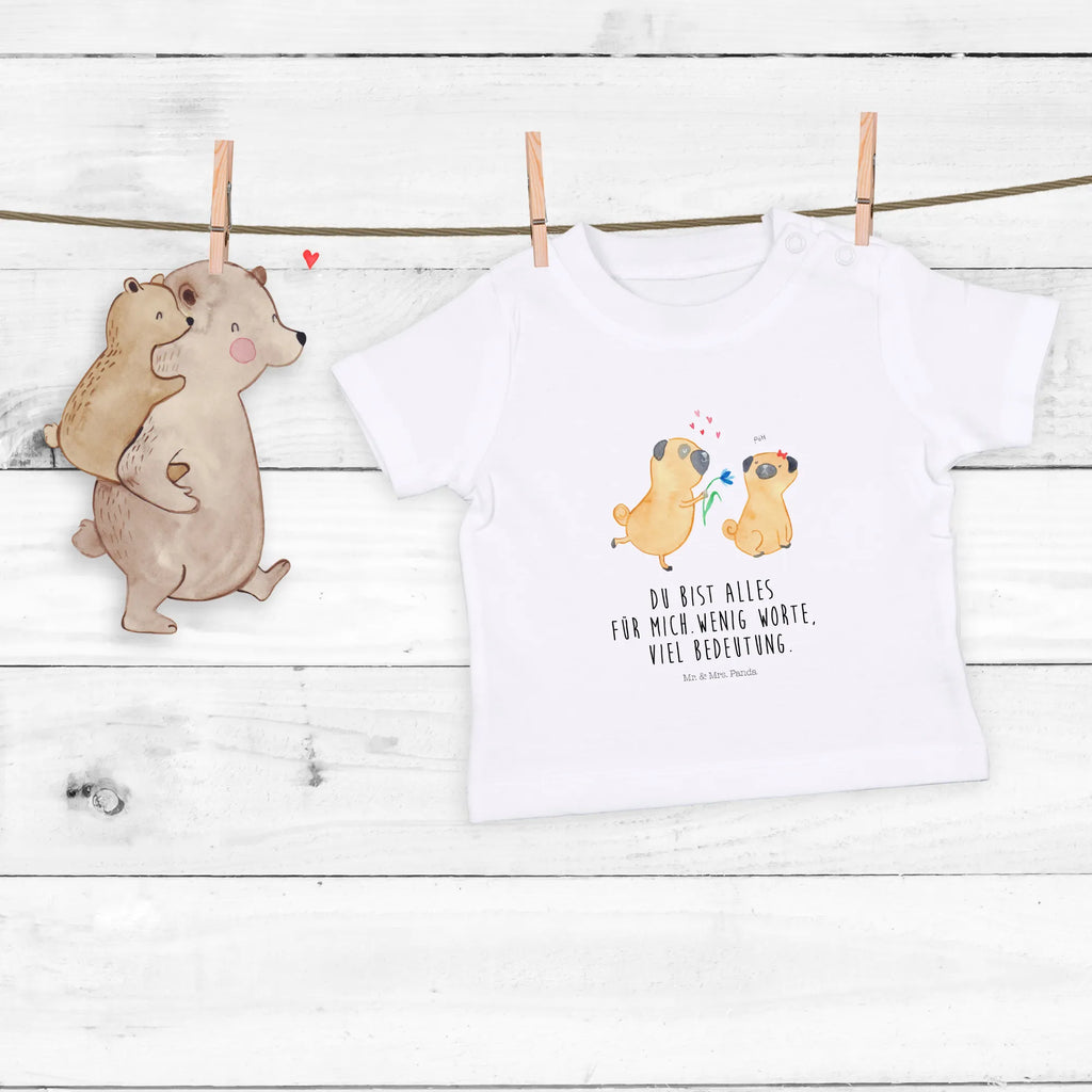 Organic Baby Shirt Mops Verliebt Baby T-Shirt, Jungen Baby T-Shirt, Mädchen Baby T-Shirt, Shirt, Hund, Hundemotiv, Haustier, Hunderasse, Tierliebhaber, Hundebesitzer, Sprüche, Mops, Möpse, Hundeliebe, verliebt, Liebe, Liebesspruch. Verlobt, Geschenk Freund, Partner