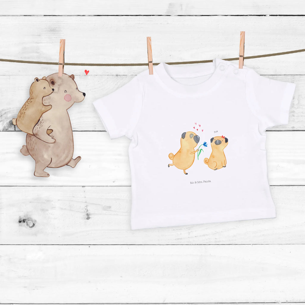 Organic Baby Shirt Mops Verliebt Baby T-Shirt, Jungen Baby T-Shirt, Mädchen Baby T-Shirt, Shirt, Hund, Hundemotiv, Haustier, Hunderasse, Tierliebhaber, Hundebesitzer, Sprüche, Mops, Möpse, Hundeliebe, verliebt, Liebe, Liebesspruch. Verlobt, Geschenk Freund, Partner