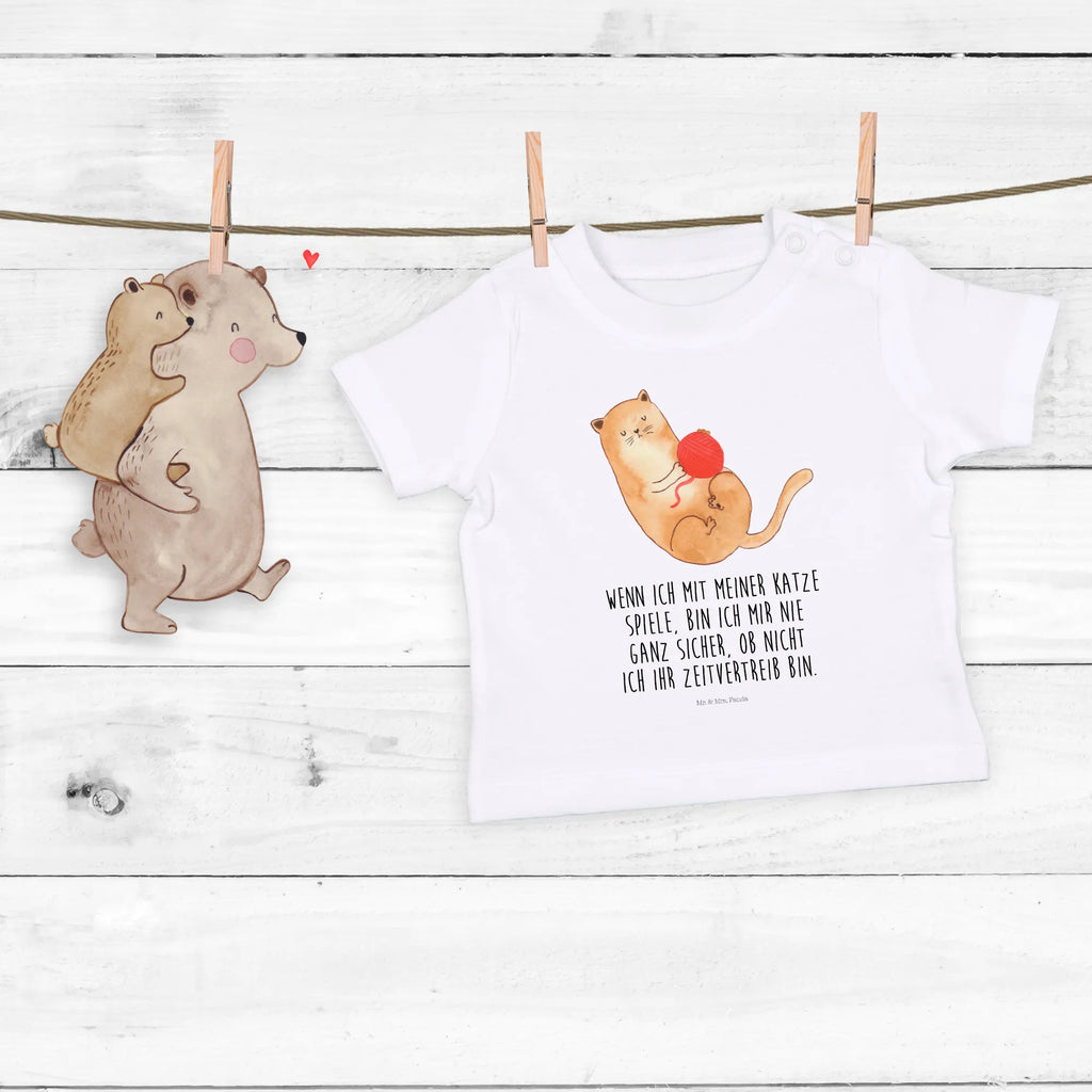 Organic Baby Shirt Katze Wolle Baby T-Shirt, Jungen Baby T-Shirt, Mädchen Baby T-Shirt, Shirt, Katze, Katzenmotiv, Katzenfan, Katzendeko, Katzenfreund, Katzenliebhaber, Katzenprodukte, Katzenartikel, Katzenaccessoires, Katzensouvenirs, Katzenliebhaberprodukte, Katzenmotive, Katzen, Kater, Mietze, Cat, Cats, Katzenhalter, Katzenbesitzerin, Haustier, Wollknäuel, Wolle, Spielen, Spiel, verspielt