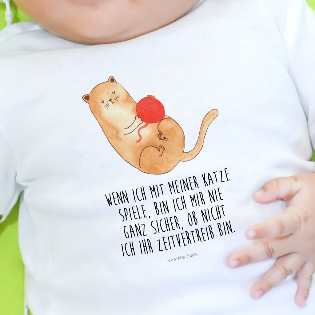 Organic Baby Shirt Katze Wolle Baby T-Shirt, Jungen Baby T-Shirt, Mädchen Baby T-Shirt, Shirt, Katze, Katzenmotiv, Katzenfan, Katzendeko, Katzenfreund, Katzenliebhaber, Katzenprodukte, Katzenartikel, Katzenaccessoires, Katzensouvenirs, Katzenliebhaberprodukte, Katzenmotive, Katzen, Kater, Mietze, Cat, Cats, Katzenhalter, Katzenbesitzerin, Haustier, Wollknäuel, Wolle, Spielen, Spiel, verspielt