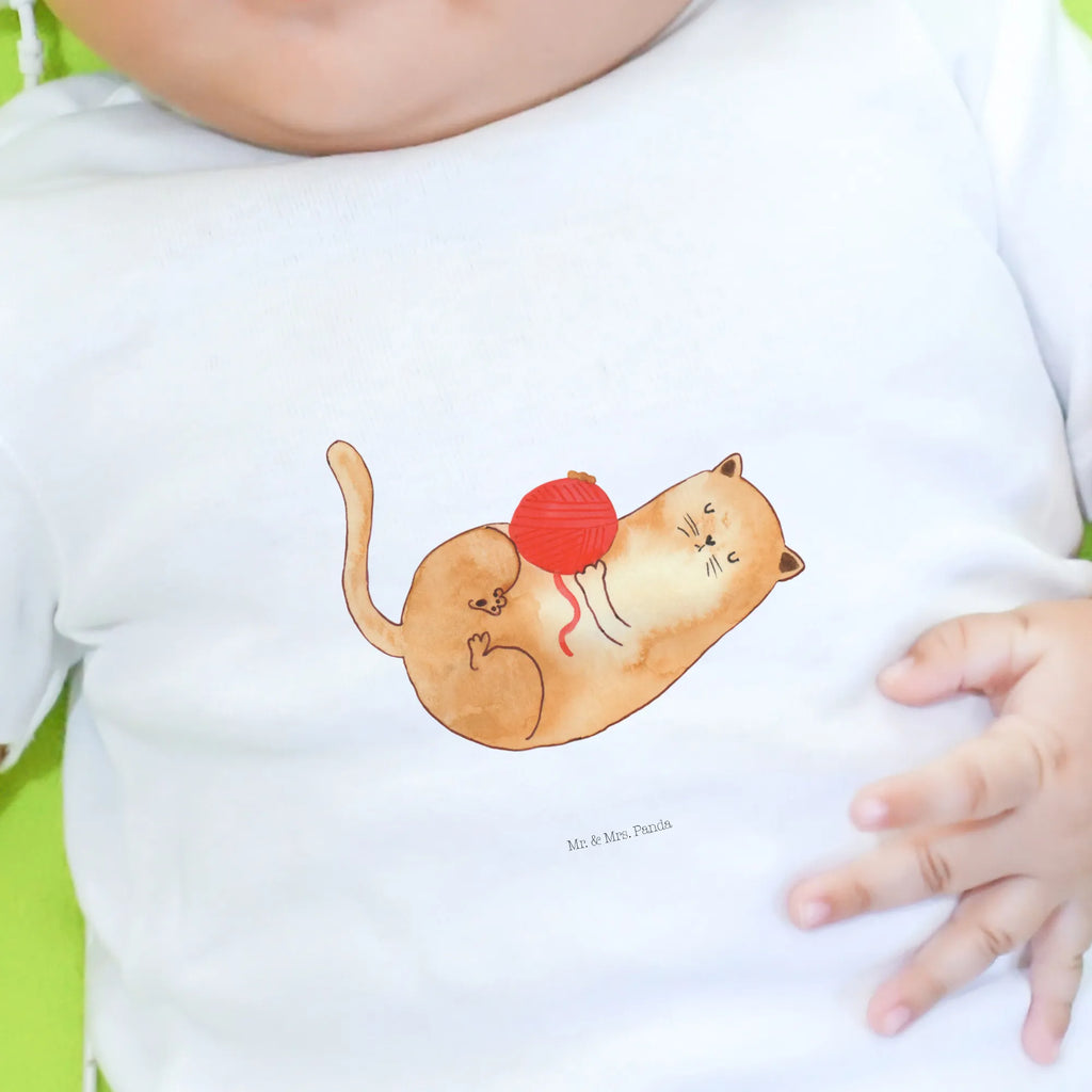 Organic Baby Shirt Katze Wolle Baby T-Shirt, Jungen Baby T-Shirt, Mädchen Baby T-Shirt, Shirt, Katze, Katzenmotiv, Katzenfan, Katzendeko, Katzenfreund, Katzenliebhaber, Katzenprodukte, Katzenartikel, Katzenaccessoires, Katzensouvenirs, Katzenliebhaberprodukte, Katzenmotive, Katzen, Kater, Mietze, Cat, Cats, Katzenhalter, Katzenbesitzerin, Haustier, Wollknäuel, Wolle, Spielen, Spiel, verspielt