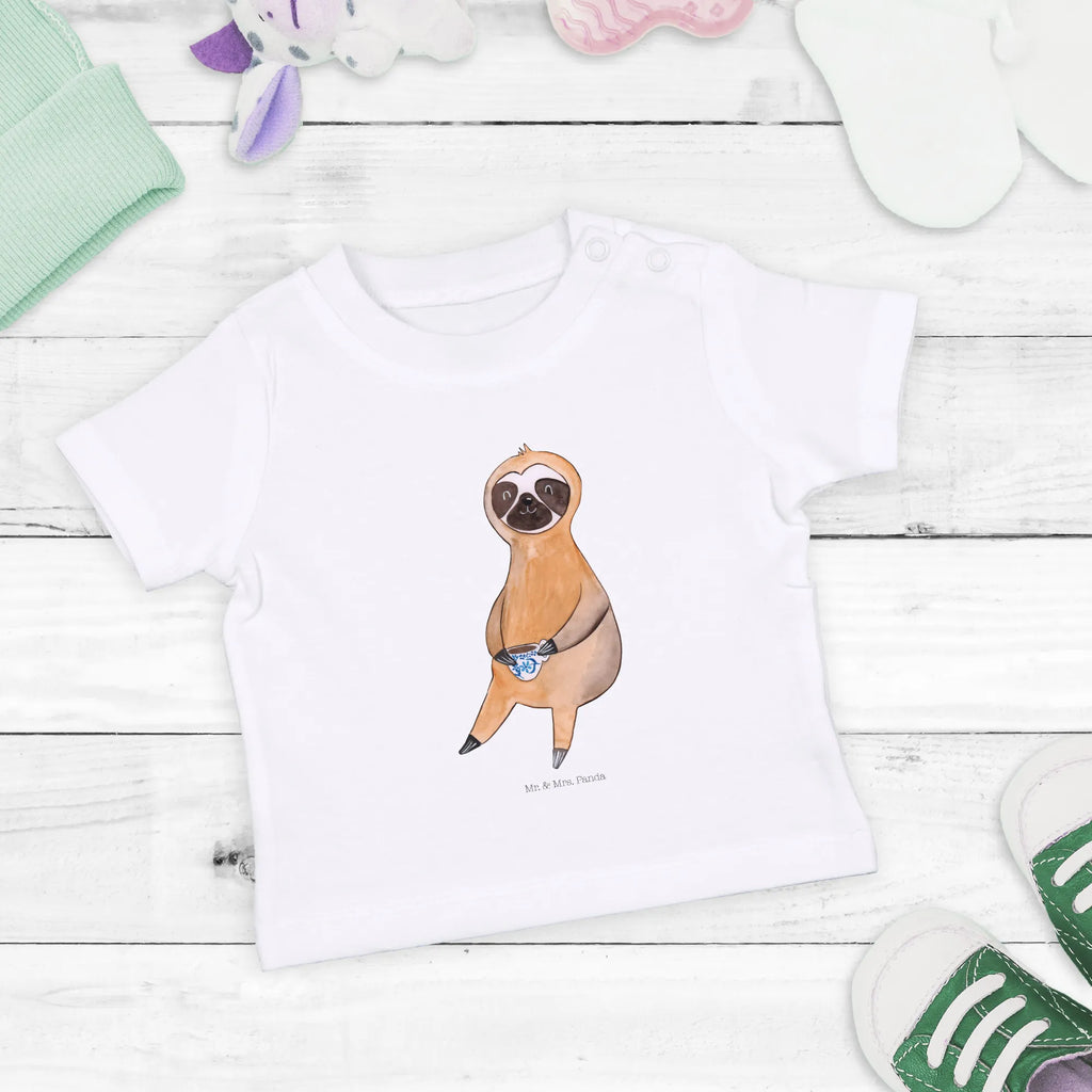 Organic Baby Shirt Faultier Kaffee Baby T-Shirt, Jungen Baby T-Shirt, Mädchen Baby T-Shirt, Shirt, Faultier, Faultier Geschenk, Faultier Deko, Faultiere, faul, Lieblingstier, Kaffee, erster Kaffee, Morgenmuffel, Frühaufsteher, Kaffeetasse, Genießer, Coffee, Kaffeegetränk