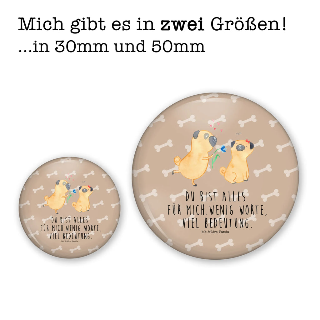 Button Mops verliebt 50mm Button, Button, Pin, Anstecknadel, Hund, Hundemotiv, Haustier, Hunderasse, Tierliebhaber, Hundebesitzer, Sprüche, Mops, Möpse, Hundeliebe, verliebt, Liebe, Liebesspruch. Verlobt, Geschenk Freund, Partner