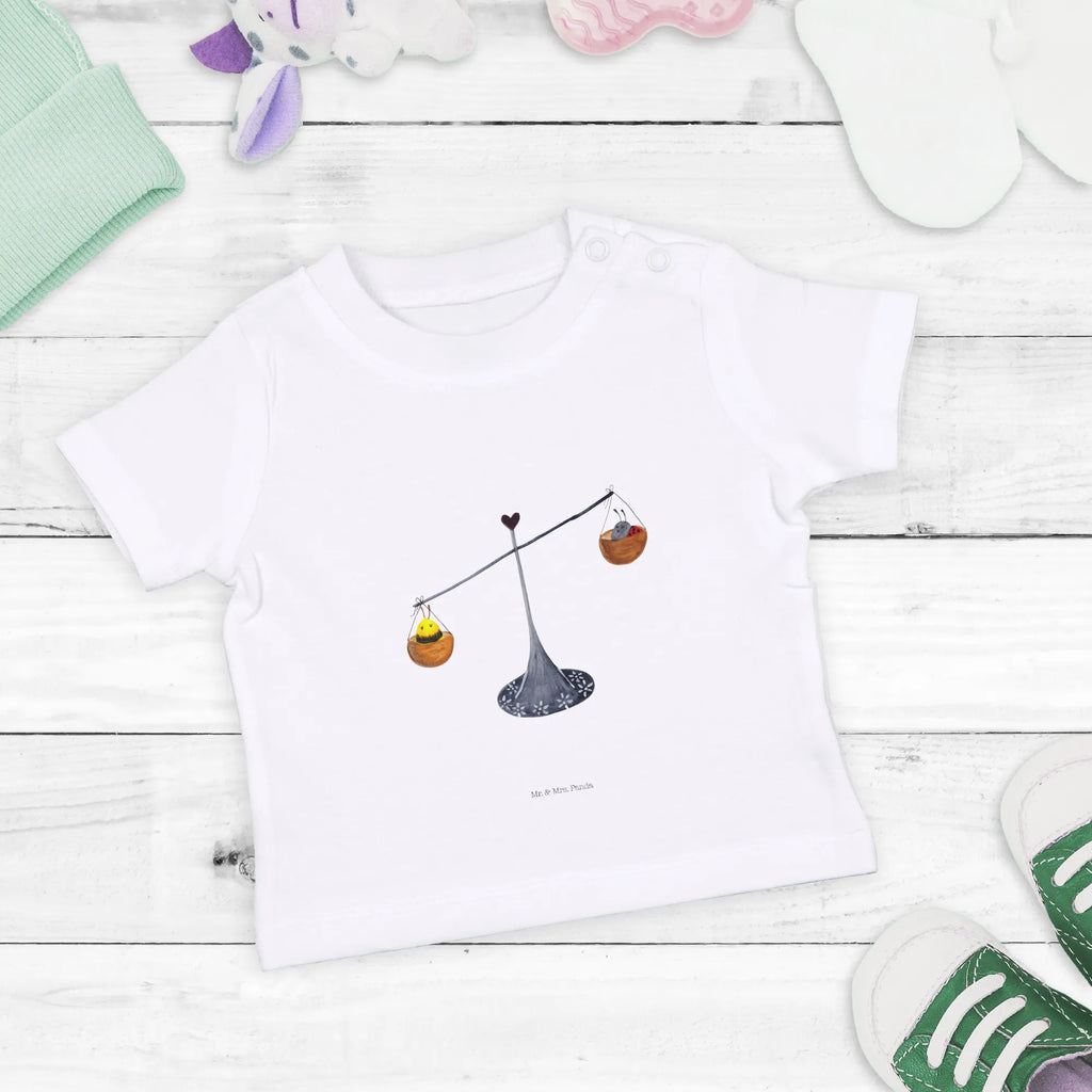 Organic Baby Shirt Sternzeichen Waage Baby T-Shirt, Jungen Baby T-Shirt, Mädchen Baby T-Shirt, Shirt, Tierkreiszeichen, Sternzeichen, Horoskop, Astrologie, Aszendent, Waage, Waage Geschenk, Waage Sternzeichen, Geschenk Oktober, Geschenk September, Geburtstag Oktober, Geburtstag September, Gleichgewicht, Marienkäfer, Hummel, Biene