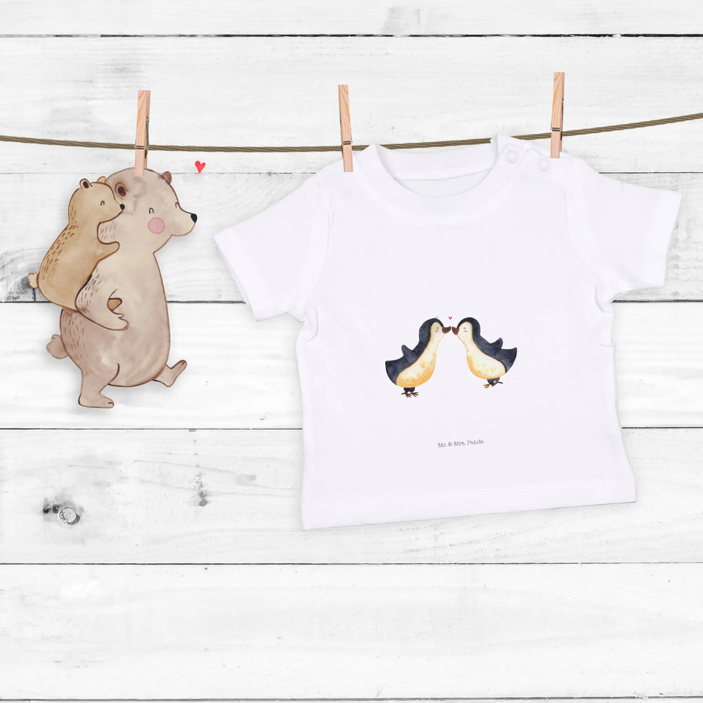 Organic Baby Shirt Pinguin Liebe Baby T-Shirt, Jungen Baby T-Shirt, Mädchen Baby T-Shirt, Shirt, Liebe, Partner, Freund, Freundin, Ehemann, Ehefrau, Heiraten, Verlobung, Heiratsantrag, Liebesgeschenk, Jahrestag, Hocheitstag, Pinguin, Pinguine, Pinguin Paar, Pinguinpaar, Pinguin Liebe, Paar, Pärchen. Liebespaar, Liebesbeweis, Liebesspruch, Hochzeitstag, Geschenk Freund, Geschenk Freundin, Verlobte, Verlobter, Love, Geschenk Hochzeitstag, Geschenkidee, Hochzeit, Gastgeschenk