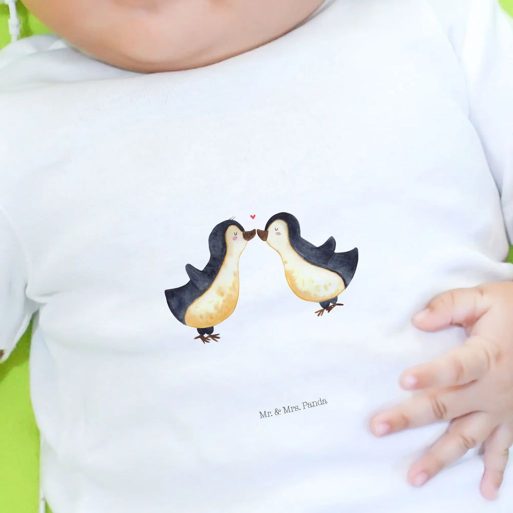 Organic Baby Shirt Pinguin Liebe Baby T-Shirt, Jungen Baby T-Shirt, Mädchen Baby T-Shirt, Shirt, Liebe, Partner, Freund, Freundin, Ehemann, Ehefrau, Heiraten, Verlobung, Heiratsantrag, Liebesgeschenk, Jahrestag, Hocheitstag, Pinguin, Pinguine, Pinguin Paar, Pinguinpaar, Pinguin Liebe, Paar, Pärchen. Liebespaar, Liebesbeweis, Liebesspruch, Hochzeitstag, Geschenk Freund, Geschenk Freundin, Verlobte, Verlobter, Love, Geschenk Hochzeitstag, Geschenkidee, Hochzeit, Gastgeschenk