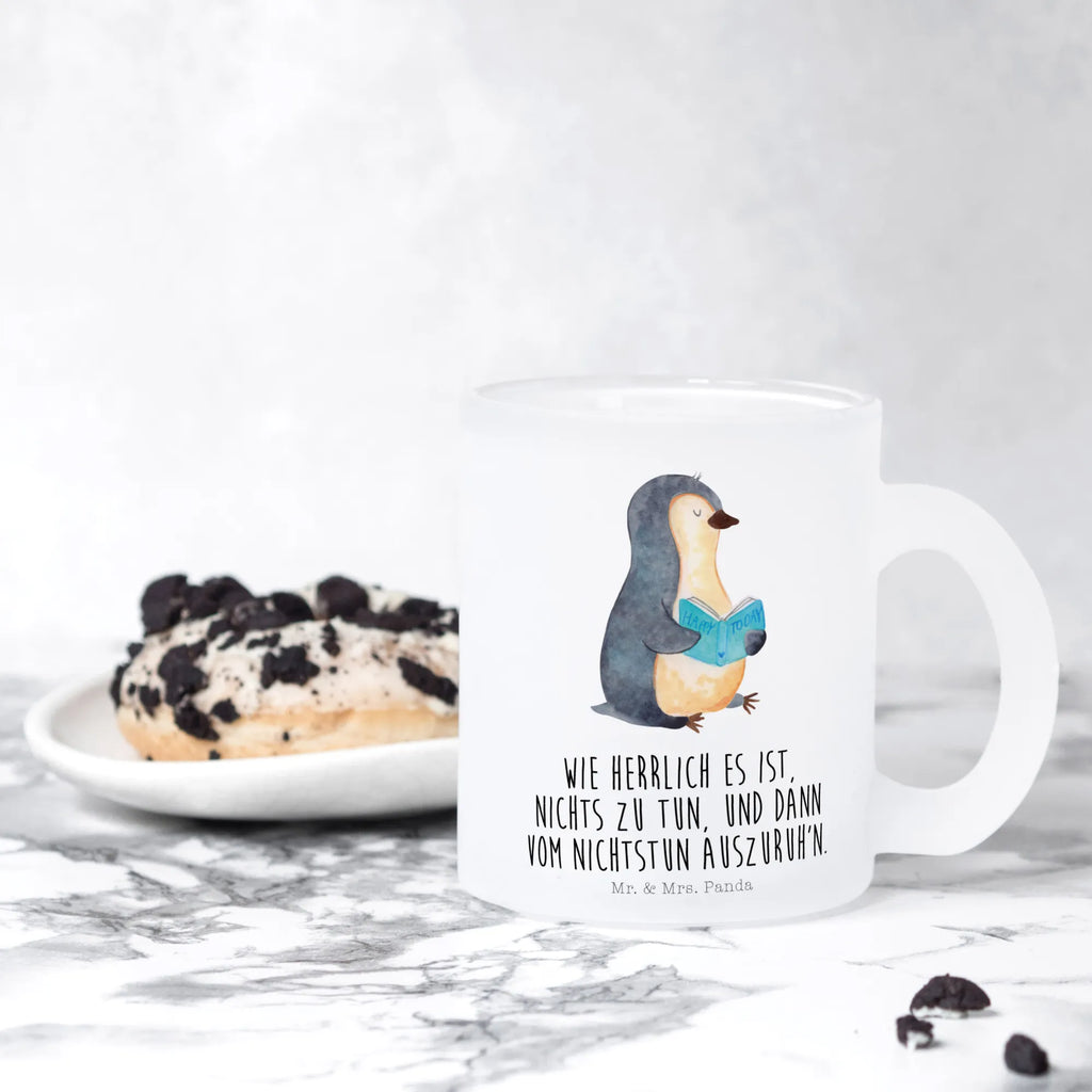 Teetasse Pinguin Buch Teetasse, Teeglas, Teebecher, Tasse mit Henkel, Tasse, Glas Teetasse, Teetasse aus Glas, Pinguin, Pinguine, Buch, Lesen, Bücherwurm, Nichtstun, Faulenzen, Ferien, Urlaub, Freizeit