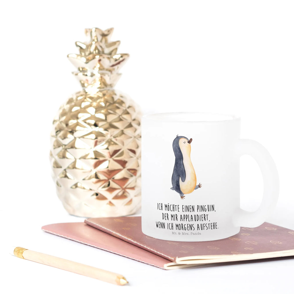 Teetasse Pinguin marschierend Teetasse, Teeglas, Teebecher, Tasse mit Henkel, Tasse, Glas Teetasse, Teetasse aus Glas, Pinguin, Pinguine, Frühaufsteher, Langschläfer, Bruder, Schwester, Familie