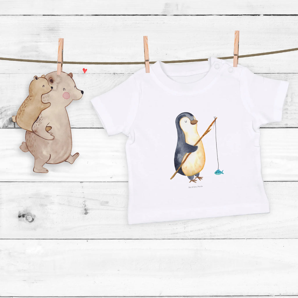 Organic Baby Shirt Pinguin Angler Baby T-Shirt, Jungen Baby T-Shirt, Mädchen Baby T-Shirt, Shirt, Pinguin, Pinguine, Angeln, Angler, Tagträume, Hobby, Plan, Planer, Tagesplan, Neustart, Motivation, Geschenk, Freundinnen, Geschenkidee, Urlaub, Wochenende