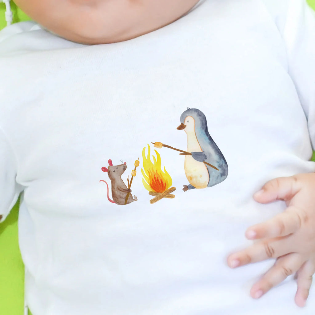 Organic Baby Shirt Pinguin Lagerfeuer Baby T-Shirt, Jungen Baby T-Shirt, Mädchen Baby T-Shirt, Shirt, Pinguin, Maus, Pinguine, Lagerfeuer, Leben, Arbeit, Job, Motivation, Büro, Büroalltag, Lebensspruch, Lebensmotivation, Neustart, Liebe, grillen, Feuer, Marshmallows