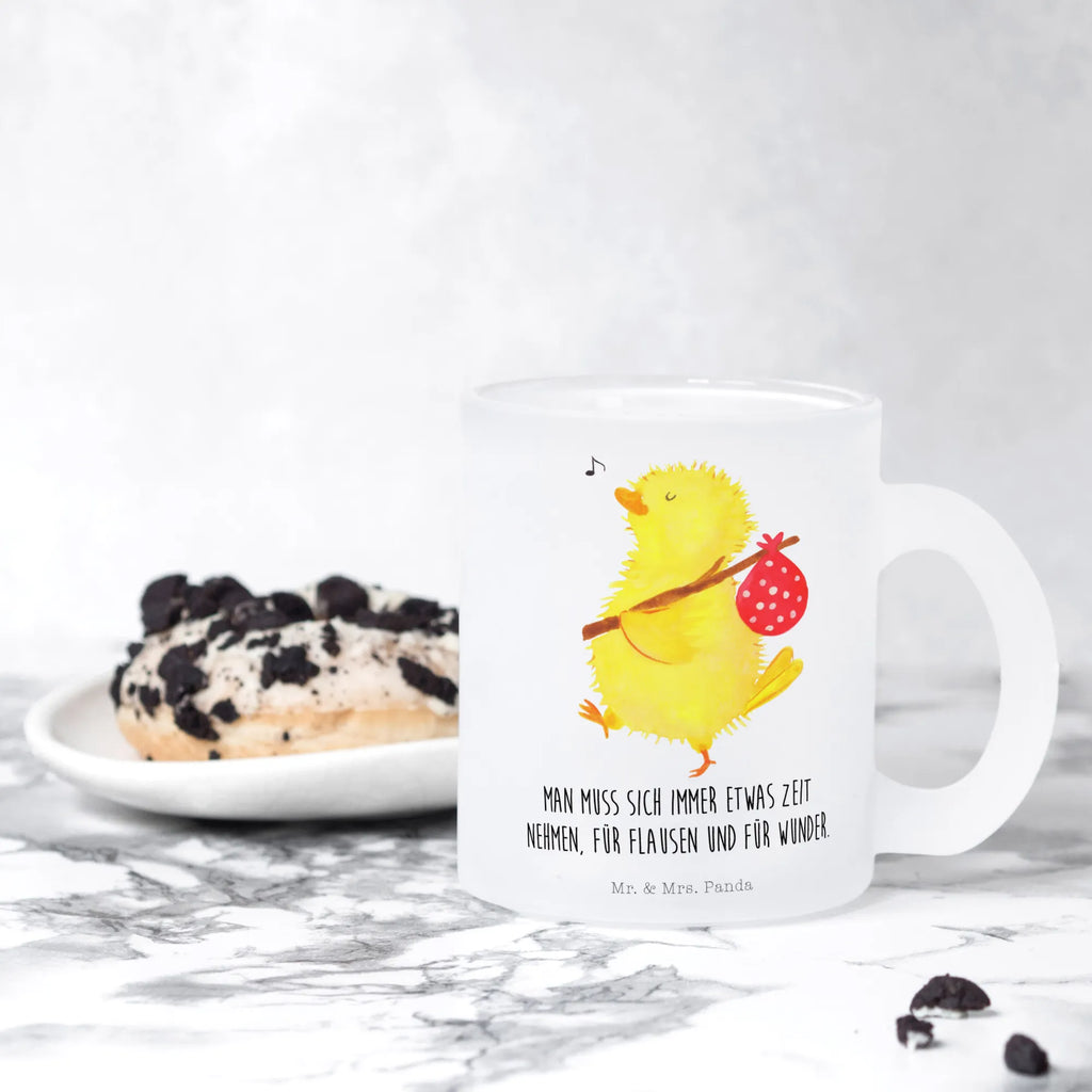 Teetasse Küken Wanderer Teetasse, Teeglas, Teebecher, Tasse mit Henkel, Tasse, Glas Teetasse, Teetasse aus Glas, Ostern, Osterhase, Ostergeschenke, Osternest, Osterdeko, Geschenke zu Ostern, Ostern Geschenk, Ostergeschenke Kinder, Ostern Kinder, Küken, Osterei, Ostereier, Ei, Frühlingsgefühle, Freude, Grüße, liebe Grüße, Frohe Ostern, Ostergrüße, Flausen, Wunder, Reisen, Weltenbummler, Zeit, Zeitmanagement, Backpacker