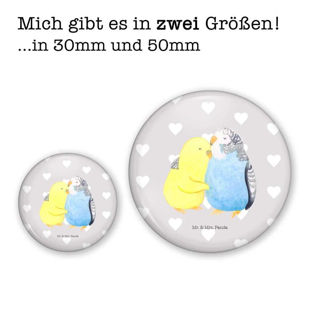 Button Wellensittich Liebe 50mm Button, Button, Pin, Anstecknadel, Liebe, Partner, Freund, Freundin, Ehemann, Ehefrau, Heiraten, Verlobung, Heiratsantrag, Liebesgeschenk, Jahrestag, Hocheitstag, Vögel, Wellensittich, Nähe, Kuscheln, Vertrauen