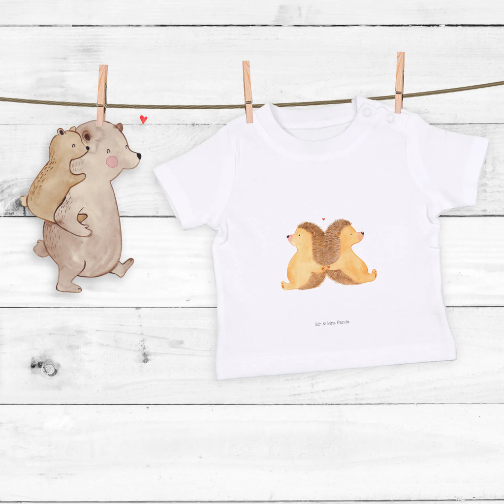 Organic Baby Shirt Igel händchenhaltend Baby T-Shirt, Jungen Baby T-Shirt, Mädchen Baby T-Shirt, Shirt, Liebe, Partner, Freund, Freundin, Ehemann, Ehefrau, Heiraten, Verlobung, Heiratsantrag, Liebesgeschenk, Jahrestag, Hocheitstag, Igel, Igelliebe, Hand in Hand, Liebesbeweis, große Liebe, Liebesbotschaft, Hochzeit, Lieblingsmensch, Gemeinsamkeit, Love, Geschenk für zwei